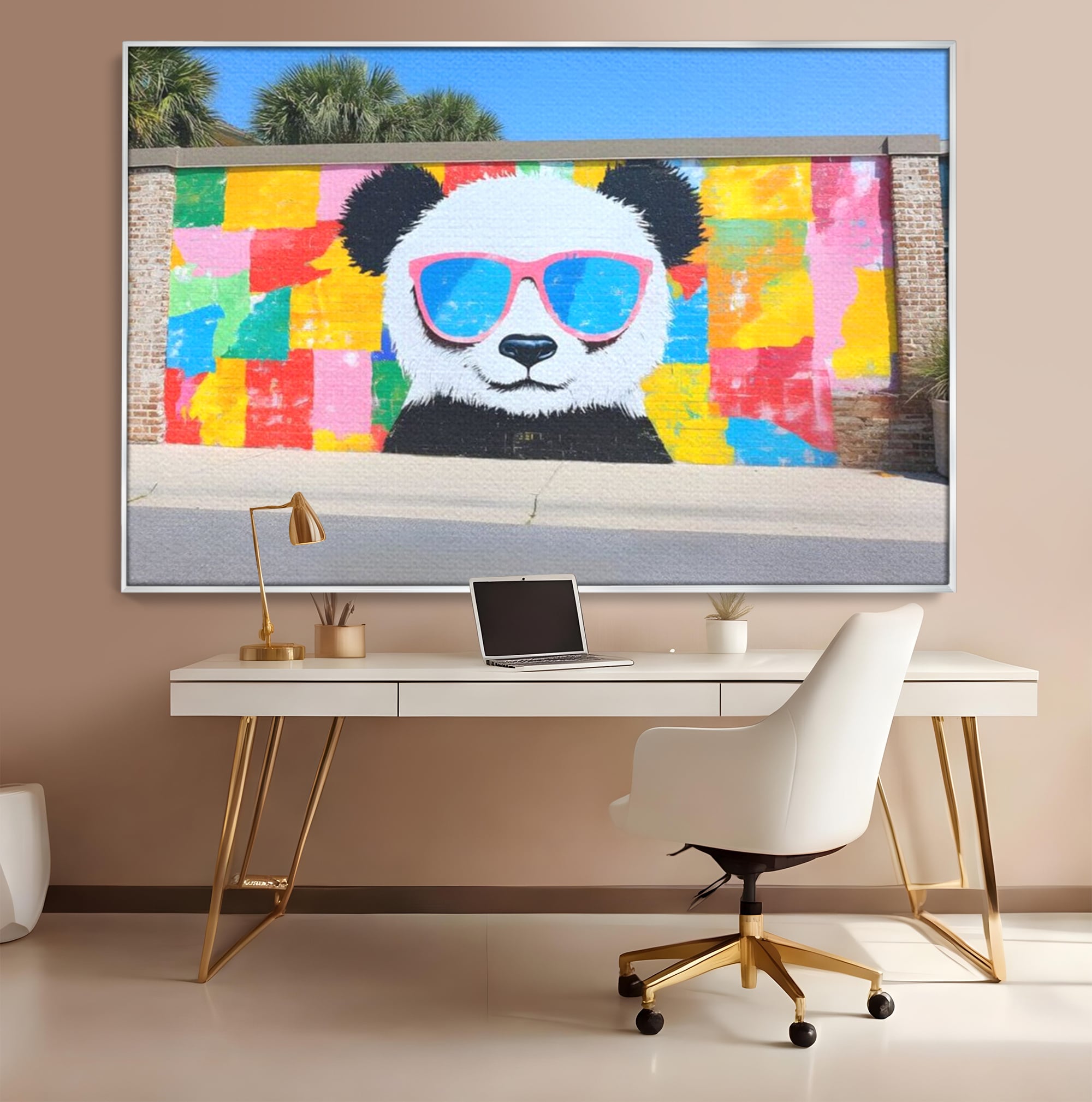 Tablou canvas cu tablou canvas cu panda grafitat, in rama de aluminiu argintiu, pe perete intr-un birou